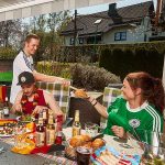 Freunde beim Public Viewing im eigenen Garten