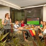 Freunde beim Public Viewing im eigenen Garten