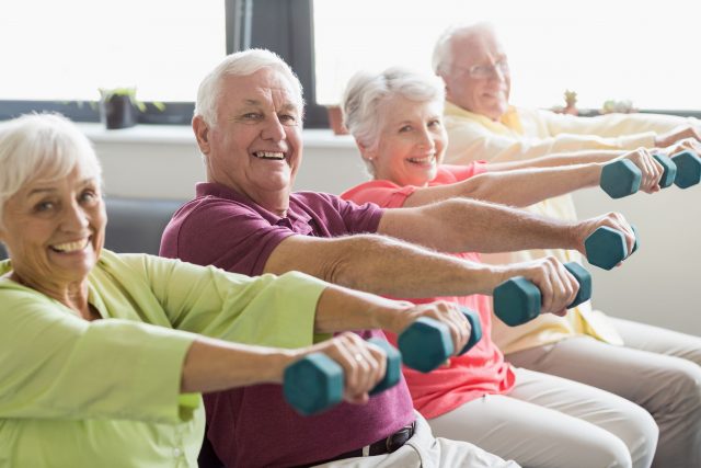 Seniors using weights Ran an die Gewichte: Kräftige Muskeln können die Lebensqualität verbessern und Stürze verhindern.