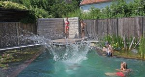 Das reine Badevergnügen für die ganze Familie: Schwimmteiche und Naturpools stellen eine beliebte Alternative zum gechlorten Pool dar.