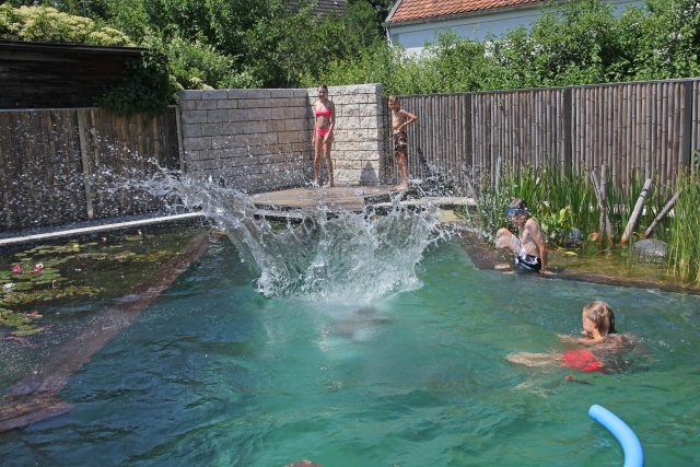 Das reine Badevergnügen für die ganze Familie: Schwimmteiche und Naturpools stellen eine beliebte Alternative zum gechlorten Pool dar.