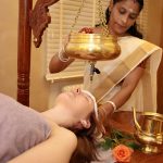 Mit dem Stirnölguss können Gäste in Bad Bocklet nach der ayurvedischen Gesundheitslehre behandelt werden.
