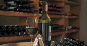 Ein hochwertiger Wein braucht nicht nur die richtige Lagerung, sondern auch eine fachkundige Hand beim Entkorken.