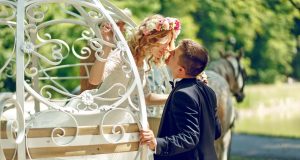 Ein Kuss für die Prinzessin: Immerhin knapp jede zehnte deutsche Frau sehnt sich auch im Erwachsenenalter nach einer royalen Hochzeit im weißen Kleid.