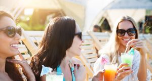 Die besten Freundinnen unter sich: Eine Sommerparty nur für "Sie" wird mit der passenden Musik und kühlen, selbstgemixten Getränken garantiert zum Erfolg.