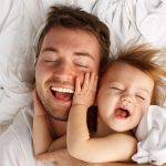 Babys nehmen Kuscheln und Schmusen als nonverbale Liebeserklärung wahr - die Streicheleinheiten geben den Kleinen das Gefühl von Sicherheit und Geborgenheit.