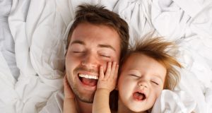 Babys nehmen Kuscheln und Schmusen als nonverbale Liebeserklärung wahr - die Streicheleinheiten geben den Kleinen das Gefühl von Sicherheit und Geborgenheit.