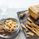 Der norditalienische Parmesankäse passt auch sehr gut zu salzigem Fingerfood.