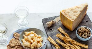 Der norditalienische Parmesankäse passt auch sehr gut zu salzigem Fingerfood.