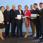 Parl. Staatssekretär Thomas Bareiß (4. von links) hörte sich die Argumente gegen die Wechselstromleitungen P43 und P44 an. Mit dabei waren Vize-Landrätin Christine Bender (Schweinfurt), Landrat Wilhelm Schneider (Haßberge), MdB Hans Michelbach, MdB Anja Weisgerber, Bürgermeister Tobias Ehrlicher, Vize-Landrat Christian Gunsenheimer (Coburg) sowie Bürgermeister Ulrich Werner (von links).