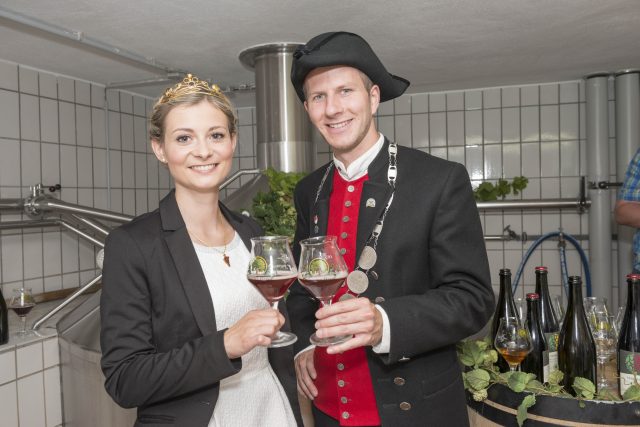 Bierprinz Sebastian Gocker mit der Weinprinzessin Elisabeth Goger.