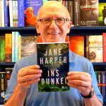 Gewinnen Sie mit MAINLIKE und der Buchhandlung Glückstein den Roman "Ins Dunkel" von Jane Harper.
