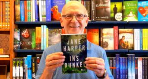 Gewinnen Sie mit MAINLIKE und der Buchhandlung Glückstein den Roman "Ins Dunkel" von Jane Harper.