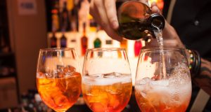 Italienische Nacht in Hofheim: genießen Sie italienische Köstlichkeiten und leckere Cocktails.