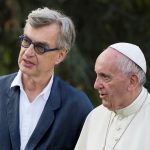 Regisseur Wim Wenders und Papst Franziskus.