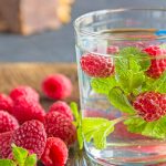 Mit Früchten und Kräutern lassen sich köstliche und abwechslungsreiche Trinkwasser-Drinks herstellen.