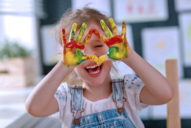 funny child girl draws laughing shows hands dirty with paint Kinder-Kunst-Nacht in den Räumen der Kasa-Nova-Kunst in Ebern