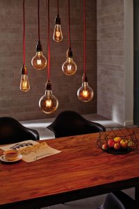 Die LED-Alternativen zur alten Halogentechnik sind in den gängigen Fassungen und Formen für Wohnraumleuchten erhältlich.