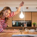 Behagliches Licht mit geringem Energiebedarf: Zu den EU-weit verbotenen Halogenlampen gibt es LED-Alternativen mit warmweißem Licht.