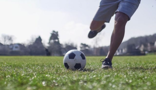 Fußball kann mit seinen abrupten Stopps und Richtungswechseln zu Verletzungen und Verschleißerscheinungen führen - und sogar die Nerven schädigen.