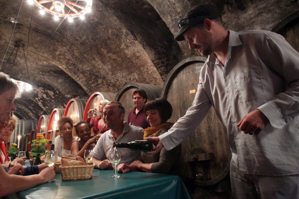 Jeden Freitagabend findet im Kellereischloss Weinausschank zwischen den Fässern statt.