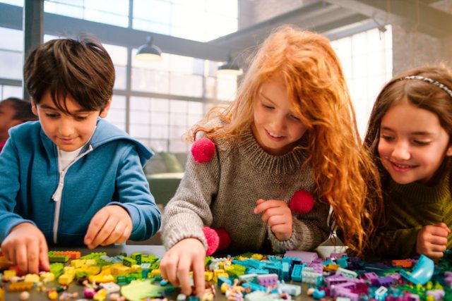 Spielen fördert die Kreativität - und etwas gesundes Chaos gehört auch dazu. Experten raten Eltern daher zu etwas mehr Gelassenheit beim Aufräumen.