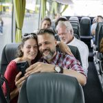 Im Sommer packt fast jeden das Fernweh. Doch langes, beengtes Sitzen in Bus, Flieger oder Auto kann die Venen belasten.