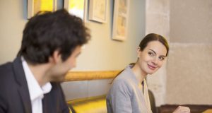 Bei der Online-Partnersuche sollte man es wie beim Kennenlernen im "richtigen" Leben halten: Dem anderen nichts vorgaukeln, sondern sich so zeigen, wie man ist.
