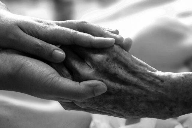 pflegeberater Schwerstkranke, Sterbende und deren Angehörige wissen oft zu wenig über geeignete Beratungs- und Versorgungsangebote für die letzte Phase ihres Lebens. Helfen können Pflegeberaterinnen und Pflegeberater