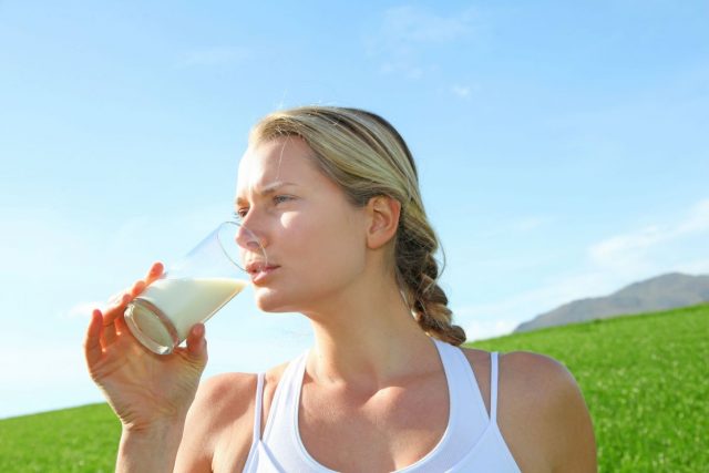 superfood-buttermilch Reine Buttermilch löscht den Durst, ergänzt sportliche Aktivitäten und ist vor allem Bestandteil einer abwechslungsreichen, gesunden Ernährung.