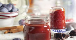 Einmachen macht Spaß und bewahrt die Aromen der warmen Jahreszeit - etwa in Form dieses Zwetschgen-Aufstrichs mit Schokolade.