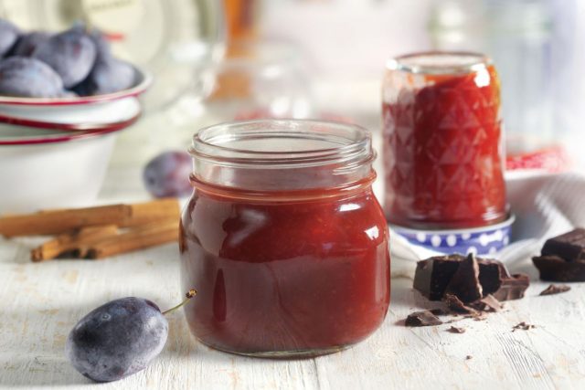 zwetschgen-aufstrich-mit-schokolade Einmachen macht Spaß und bewahrt die Aromen der warmen Jahreszeit - etwa in Form dieses Zwetschgen-Aufstrichs mit Schokolade.