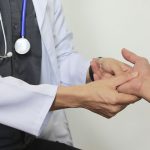 Wird der Daumen dauerhaft überlastet, kann sich eine Rhizarthrose entwickeln.
