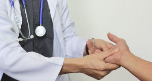 Wird der Daumen dauerhaft überlastet, kann sich eine Rhizarthrose entwickeln.