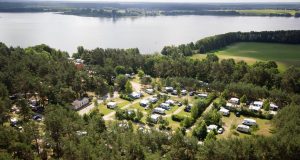 Luftansicht des direkt am Woblitzsee in Mecklenburg-Vorpommern gelegenen Fünf-Sterne-Campingplatzes Havelberge.