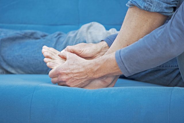 Kribbeln, Stechen und Missempfindungen in den Füßen sind typische Symptome für eine diabetische Neuropathie.