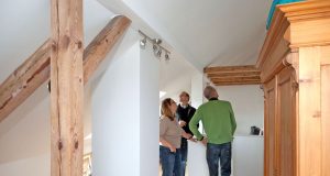 Meist ist einiger Renovierungsaufwand erforderlich, um eine ältere Immobilie fit für moderne Wohnbedürfnisse zu machen.