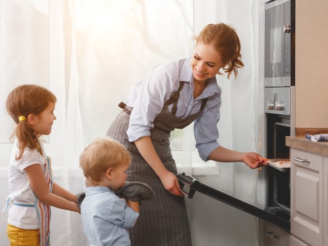 mother with children baking cookies Kartoffeldutsch mit Zwiebelbrüh nach Landfrauenart