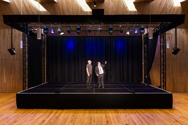 Thomas Söder, Bürgermeister der Stadt Hallstadt, und Wolfgang Heyder, Geschäftsführer des Veranstaltungsservice Bamberg, auf der neuen Bühne des Kulturbodens.
