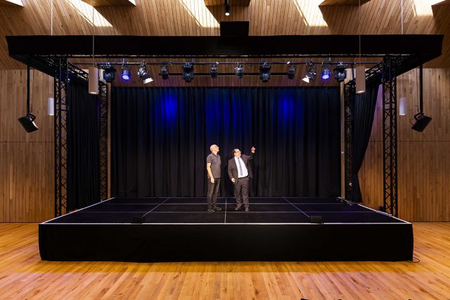 kulturbodentheater Thomas Söder, Bürgermeister der Stadt Hallstadt, und Wolfgang Heyder, Geschäftsführer des Veranstaltungsservice Bamberg, auf der neuen Bühne des Kulturbodens.