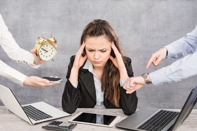 Multitasking Im Berufsalltag herrscht oft Dauer-Input und nach Feierabend geht es bei vielen via Social Media weiter.