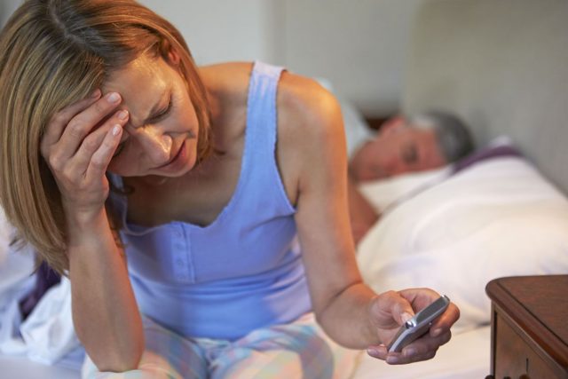 Schlafprobleme können sehr belastend sein und sich zu einem Teufelskreis entwickeln, der den Alltag belastet.