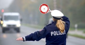 Wenn Autofahrer mit der Kelle aus dem Verkehr gewinkt werden, stellt sich bei vielen automatisch ein mulmiges Gefühl ein.