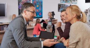 Bei Fragen rund um die Vorsorge im Alter und für die eigene Familie kann ein professioneller Berater eine große Hilfe sein, er sorgt für einen besseren Durchblick im Dschungel der Anbieter und Versicherungen.