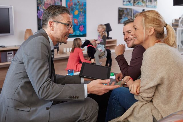 Geld Finanzen Bei Fragen rund um die Vorsorge im Alter und für die eigene Familie kann ein professioneller Berater eine große Hilfe sein, er sorgt für einen besseren Durchblick im Dschungel der Anbieter und Versicherungen.