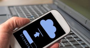 Fotos, Videos und Dokumente lassen sich über Apps in eine Cloud verlagern. So spart man nicht nur Speicher auf dem Gerät, sondern auch Energie.