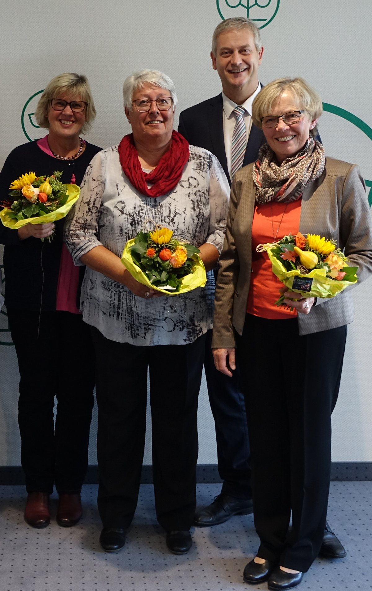 Zum 25-Jährigen Dienstjubiläum gratulierte AOK Direktor Frank Dünisch (von links nach rechts) Katja Warmuth aus Werneck, Ursula Bauer aus Eltmann, Elke Hochgesang aus Heustreu, Mira Gataric aus Oerlenbach, Sonja Schröder aus Üchtelhausen, Kerstin Spall aus Schonungen und Anja Büchling aus Meiningen. Personalratsvorsitzender René Oppel (hinten links) schloss sich den Glückwünschen im Namen der Belegschaft an.