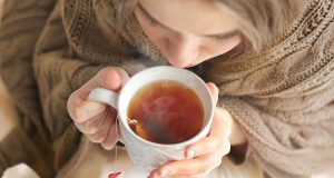 Wer erkältet ist, sollte dem Körper genügend Ruhe und Wärme gönnen. Wichtig ist es zudem, viel zu trinken.