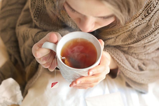 Wer erkältet ist, sollte dem Körper genügend Ruhe und Wärme gönnen. Wichtig ist es zudem, viel zu trinken.