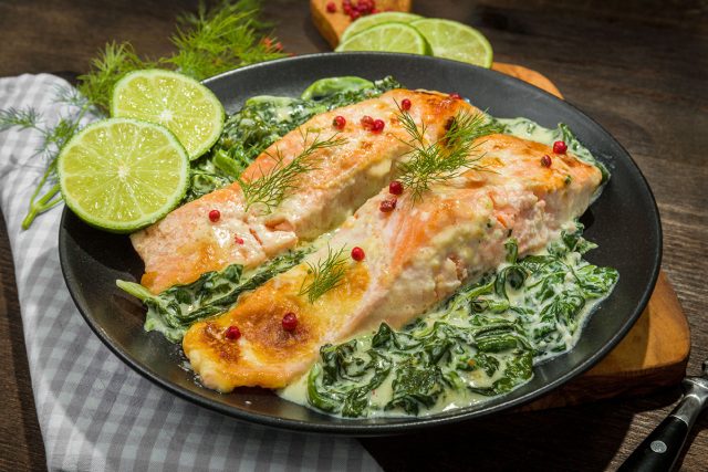 Lachs mit Blattspinat Einfach lecker: Lachs im Spinatbett.